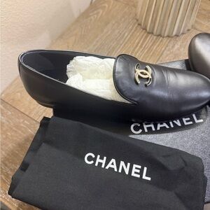 CHANEL Black Moccasins Loafers with CHANNEL Gold/pearl Emblem! Lambskin Size 38!